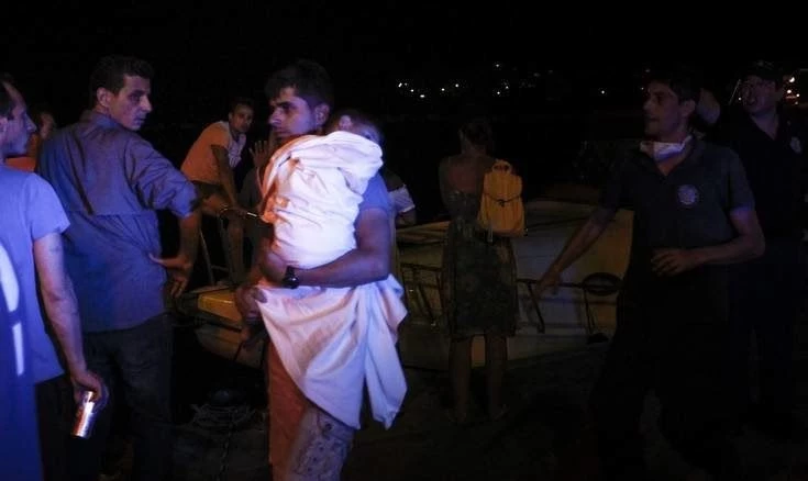 Έπεφταν στη θάλασσα για να σωθούν από τη φωτιά – Μεγάλη επιχείρηση διάσωσης πραγματοποίησε το Πολεμικό Ναυτικό